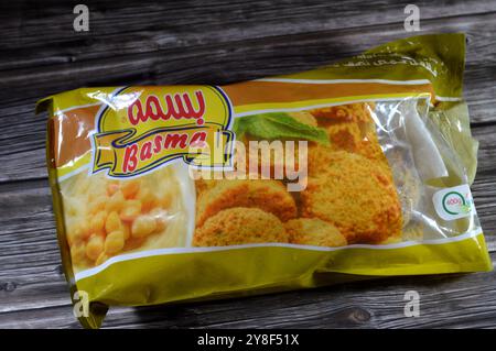 Cairo, Egitto, 24 settembre 2024: Falafel prefritto surgelato Basma, polpette di falafel prefritte tradizionali egiziane, hamburger verde, a base di ceci macinati, Foto Stock