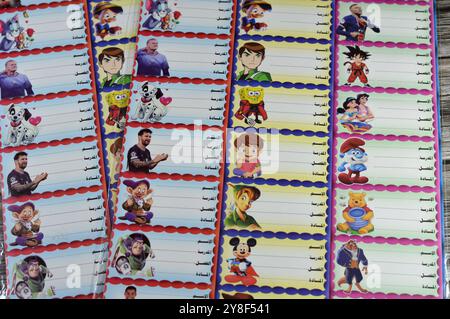Cairo, Egitto, 13 settembre 2024: Adesivi per notebook per bambini, etichetta scolastica. scegliere e incollare etichette informative per il nome dello studente, la classe, l'sch Foto Stock