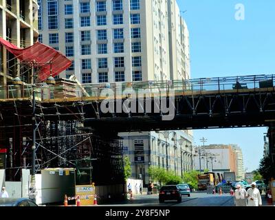 Medina, Arabia Saudita, giugno 27 2024: Un ponte pedonale che attraversa la strada tra due edifici in costruzione, nuovo progetto immobiliare Foto Stock