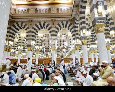 Medina, Arabia Saudita, giugno 28 2024: L'interno della Moschea del Profeta o al Masjid al Nabawi, un importante sito di pellegrinaggio che cade sotto il purvi Foto Stock