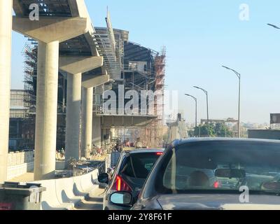 Cairo, Egitto, 24 settembre 2024: Stazione della monorotaia in costruzione con ponteggi e gru, la monorotaia del Cairo è una monorotaia a due linee Foto Stock