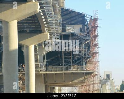 Cairo, Egitto, 24 settembre 2024: Stazione della monorotaia in costruzione con ponteggi e gru, la monorotaia del Cairo è una monorotaia a due linee Foto Stock