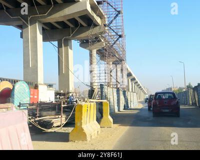 Cairo, Egitto, 24 settembre 2024: Un sito di struttura monorotaia in costruzione con impalcature, la monorotaia del Cairo è una monorotaia a due linee rapida Foto Stock