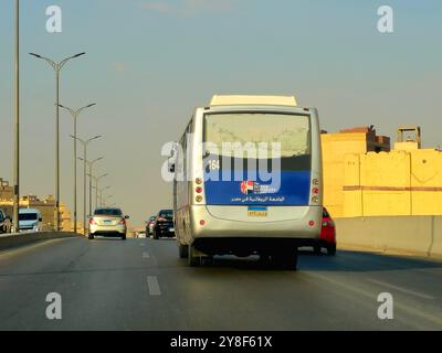 Cairo, Egitto, settembre 25 2024: Minibus per il trasporto di passeggeri a motore della British University in Egitto, BUE British Education style e premi d Foto Stock