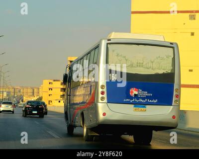 Cairo, Egitto, settembre 25 2024: Minibus per il trasporto di passeggeri a motore della British University in Egitto, BUE British Education style e premi d Foto Stock