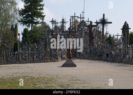 Jurgaiciai, Lituania - 12 settembre 2024: Collina delle croci è un sito di pellegrinaggio a circa 12 km a nord della città di Siauliai, nel nord della Lituania. Circa Foto Stock