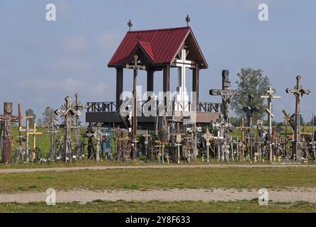 Jurgaiciai, Lituania - 12 settembre 2024: Collina delle croci è un sito di pellegrinaggio a circa 12 km a nord della città di Siauliai, nel nord della Lituania. Circa Foto Stock