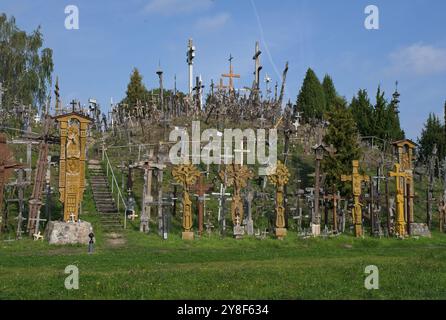 Jurgaiciai, Lituania - 12 settembre 2024: Collina delle croci è un sito di pellegrinaggio a circa 12 km a nord della città di Siauliai, nel nord della Lituania. Circa Foto Stock