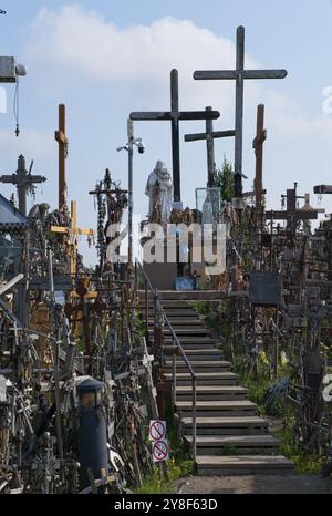 Jurgaiciai, Lituania - 12 settembre 2024: Collina delle croci è un sito di pellegrinaggio a circa 12 km a nord della città di Siauliai, nel nord della Lituania. Circa Foto Stock