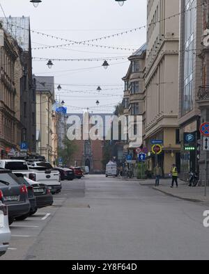 Riga, Lettonia - 15 settembre 2024: Vecchia chiesa evangelica luterana di Santa Gertrude. Gente che cammina a riga. Strade, edifici. Stile di vita nell'area urbana. Foto Stock