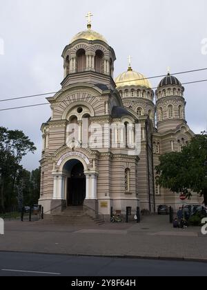 Riga, Lettonia - 15 settembre 2024: Cattedrale ortodossa di riga della Natività di Cristo. Gente che cammina a riga. Strade, edifici. Lo sono gli stili di vita in città Foto Stock