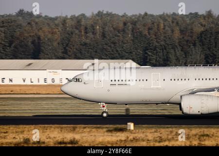 EINDHOVEN - Un aereo militare, il Multi Role Tanker Transport Aircraft (MRTT), partirà dalla base dell'aeronautica militare di Eindhoven per Beirut per prelevare gli olandesi che vogliono lasciare il Libano. La situazione della sicurezza in Libano si è gravemente deteriorata a causa di una battaglia ad alta posta in gioco tra Israele e Hezbollah. ANP ROB ENGELAAR netherlands Out - belgio Out crediti: ANP/Alamy Live News Foto Stock