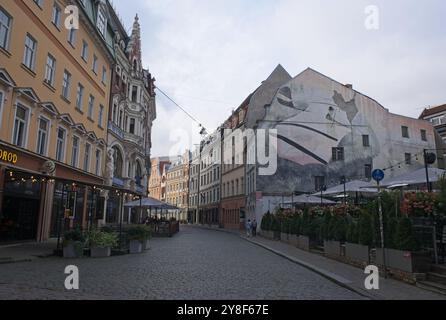 Riga, Lettonia - 15 settembre 2024: Persone che camminano a riga. Strade, edifici. Stile di vita nell'area urbana. Nuvoloso giorno d'estate. Messa a fuoco selettiva Foto Stock