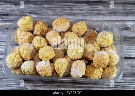 Falafel pre-fritto congelato, una palla frittata o frittella a forma di polpa di origine egiziana, a base di fagioli larghi, ceci macinati, o entrambi, l'Easte centrale Foto Stock