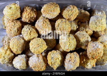 Falafel pre-fritto congelato, una palla frittata o frittella a forma di polpa di origine egiziana, a base di fagioli larghi, ceci macinati, o entrambi, l'Easte centrale Foto Stock