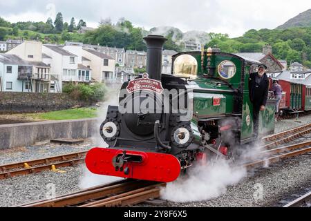 Hunslet 2-4-0 Linda, originariamente costruita per la Penrhyn Quarry Railway nel 1893, a vapore presso Porthmadog Station sulla Festiniog Railway, Gwynedd, Galles Foto Stock