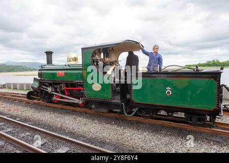 Hunslet 2-4-0 Linda, originariamente costruita per la Penrhyn Quarry Railway nel 1893, a vapore presso Porthmadog Station sulla Festiniog Railway, Gwynedd, Galles Foto Stock