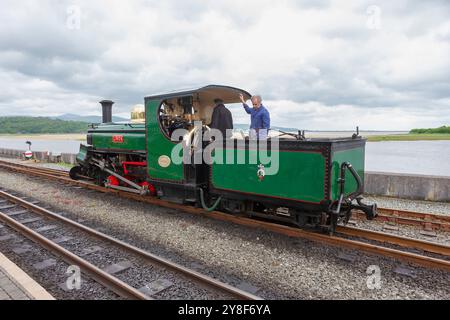 Hunslet 2-4-0 Linda, originariamente costruita per la Penrhyn Quarry Railway nel 1893, a vapore presso Porthmadog Station sulla Festiniog Railway, Gwynedd, Galles Foto Stock