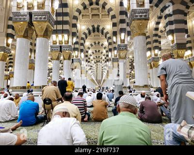 Medina, Arabia Saudita, giugno 28 2024: L'interno della Moschea del Profeta o al Masjid al Nabawi, un importante sito di pellegrinaggio che cade sotto il purvi Foto Stock