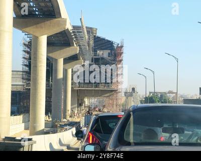 Cairo, Egitto, 24 settembre 2024: Stazione della monorotaia in costruzione con ponteggi e gru, la monorotaia del Cairo è una monorotaia a due linee Foto Stock
