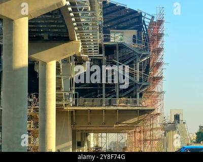 Cairo, Egitto, 24 settembre 2024: Stazione della monorotaia in costruzione con ponteggi e gru, la monorotaia del Cairo è una monorotaia a due linee Foto Stock