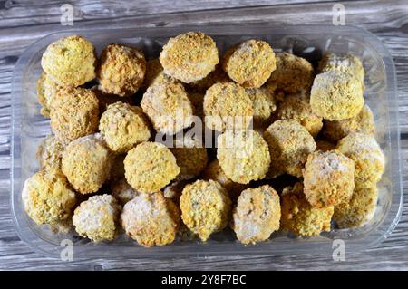 Falafel pre-fritto congelato, una palla frittata o frittella a forma di polpa di origine egiziana, a base di fagioli larghi, ceci macinati, o entrambi, l'Easte centrale Foto Stock