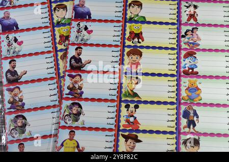 Cairo, Egitto, 13 settembre 2024: Adesivi per notebook per bambini, etichetta scolastica. scegliere e incollare etichette informative per il nome dello studente, la classe, l'sch Foto Stock