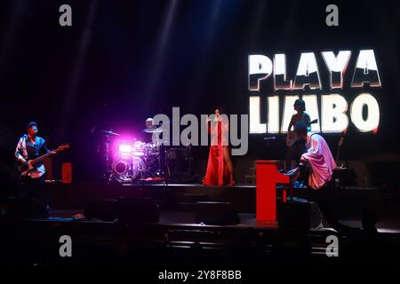 Playa Limbo in Concert Jass Reyes cantante di Playa Limbo, gruppo pop messicano, si esibisce sul palco come parte del loro tour per promuovere il nuovo album Hora Cero al Teatro Metropolitan. Il 4 ottobre 2024 a città del Messico, Messico. Foto di Carlos Santiago/ Eyepix Group MÃ xico Ciudad de MÃ xico MÃ xico Copyright: XCarlosxSantiagoxxEyepixxGroupx Foto Stock