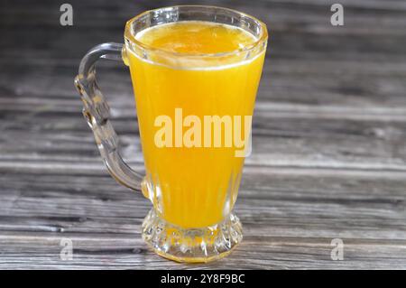 Frantumare la bevanda alla pesca con veri pezzi di frutta, refrigerata e fredda, succo naturale rinfrescante, miscela di succo morbido e vera frutta a pezzi con V. Foto Stock