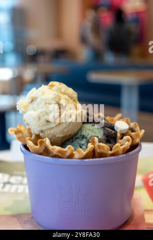 Seoul, Corea del Sud - 17 marzo 2024: Una tazza di cioccolato alla menta Baskin-Robbins e gelato alla cheesecake con waffle. E' una catena multinazionale americana Foto Stock