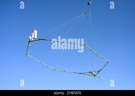 Geophysikalische Messungen mit Hubschrauber. Blick auf die antenne. DAS Niedersächsische Landesamt für Bergbau, energie und Geologie tätigt derzeit unter anderem in Ostfriesland geophysikalische Messungen mit Blick auf das Grundwasser, die von einem Hubschrauber unterstützt werden. Dabei wird vom 4. bis voraussichtlich zum 16. Oktober eine große antenne in etwa 30 Metern Höhe über die Geländeoberfläche geschleppt. Durch das sogenannte SkyTEM-Verfahren solle bei Flügen rund um Emden, Leer, Aurich, Cloppenburg und auch im Ammerland bei Oldenburg mit der antenne ein Magnetfeld erzeugt werden, das Foto Stock