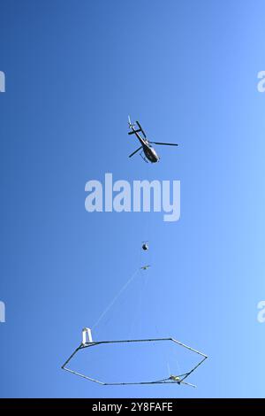 Geophysikalische Messungen mit Hubschrauber. Blick auf die antenne unterm Hubschrauber der dänischen firma SkyTeam. DAS Niedersächsische Landesamt für Bergbau, energie und Geologie tätigt derzeit unter anderem in Ostfriesland geophysikalische Messungen mit Blick auf das Grundwasser, die von einem Hubschrauber unterstützt werden. Dabei wird vom 4. bis voraussichtlich zum 16. Oktober eine große antenne in etwa 30 Metern Höhe über die Geländeoberfläche geschleppt. Durch das sogenannte SkyTEM-Verfahren solle bei Flügen rund um Emden, Leer, Aurich, Cloppenburg und auch im Ammerland bei Oldenburg mi Foto Stock