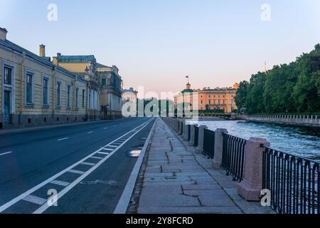 San Pietroburgo, Russia - 19 giugno 2024: Paesaggio del centro storico della città la mattina presto, Fontanka River Embankment Saint Michael's Cast Foto Stock