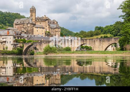 Villaggio di Estaing, castello e ponte medievale che si riflettono sul fiume Lot fotografati ad Aveyron, uno dei più bei villaggi della Francia Foto Stock