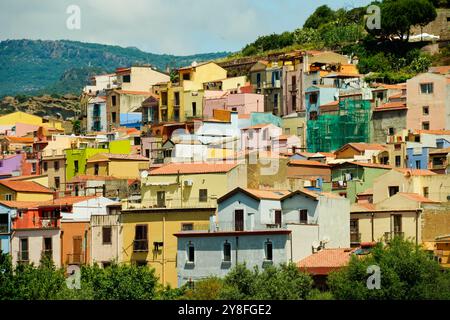 Il borgo medievale di Bosa, con il quartiere storico di sa Costa, composto da case colorate che salgono sulle pendici del colle di Serravalle, domina Foto Stock