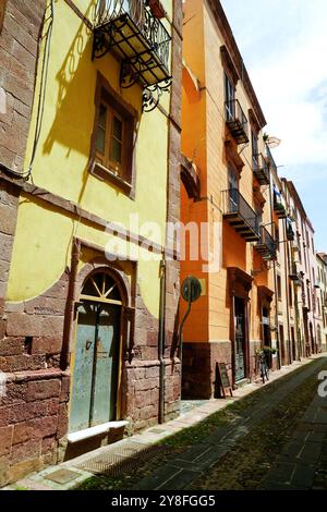 Il borgo medievale di Bosa, con il quartiere storico di sa Costa, composto da case colorate che salgono sulle pendici del colle di Serravalle, domina Foto Stock