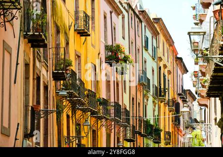 Il borgo medievale di Bosa, con il quartiere storico di sa Costa, composto da case colorate che salgono sulle pendici del colle di Serravalle, domina Foto Stock