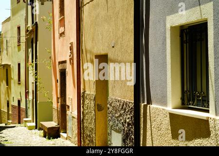 Il borgo medievale di Bosa, con il quartiere storico di sa Costa, composto da case colorate che salgono sulle pendici del colle di Serravalle, domina Foto Stock