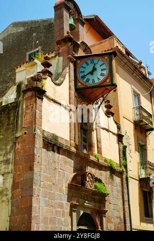 Il borgo medievale di Bosa, con il quartiere storico di sa Costa, composto da case colorate che salgono sulle pendici del colle di Serravalle, domina Foto Stock