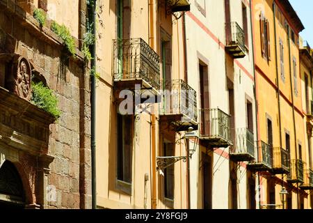 Il borgo medievale di Bosa, con il quartiere storico di sa Costa, composto da case colorate che salgono sulle pendici del colle di Serravalle, domina Foto Stock