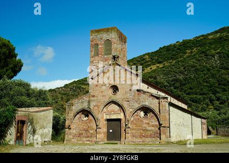 San Pietro extra muros, il più antico luogo di culto romanico dell'isola, è uno splendido monumento a Bosa, Oristano, Sardiinia Foto Stock