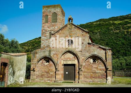 San Pietro extra muros, il più antico luogo di culto romanico dell'isola, è uno splendido monumento a Bosa, Oristano, Sardiinia Foto Stock