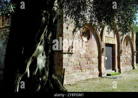 San Pietro extra muros, il più antico luogo di culto romanico dell'isola, è uno splendido monumento a Bosa, Oristano, Sardiinia Foto Stock