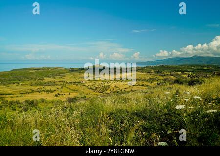 Panorama della costa di fronte al Golfo di Bosa in provincia di Oristano, Sardegna, Italia Foto Stock