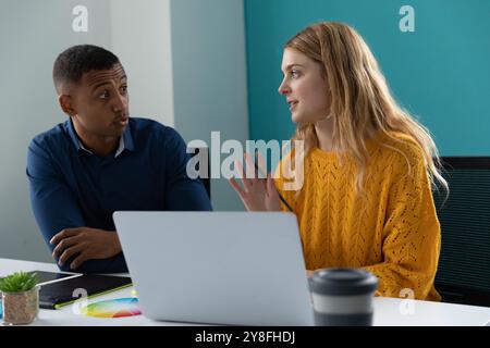Uomini d'affari e donne d'affari diversi che parlano e utilizzano un computer portatile in un ufficio moderno. professionista aziendale al lavoro in ufficio. Foto Stock