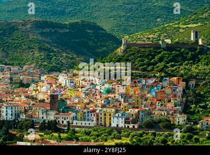 Panorama della colorata e particolare città di Bosa in provincia di Oristano, Sardegna, Italia Foto Stock