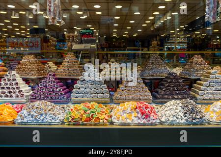 Turkiye. Istanbul. Una piramide di delizie turche è organizzata in una pasticceria. L'assortimento comprende una varietà di sapori, consistenze e colori Foto Stock