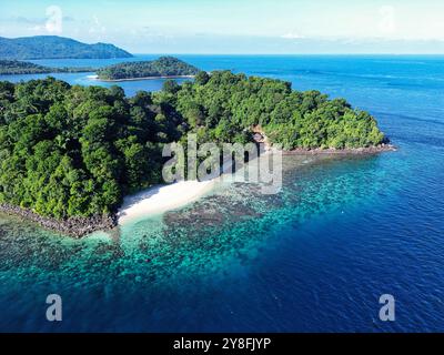 Indonesia Bangka - Vista del drone della barriera corallina dell'Isola di Bangka Foto Stock