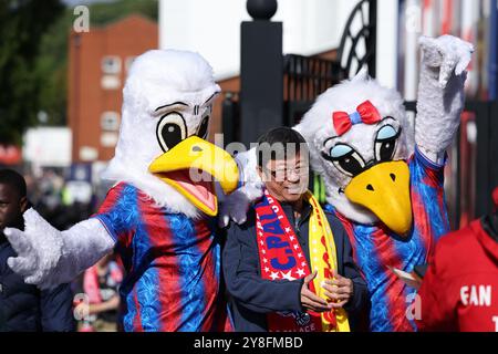 Londra, Regno Unito. 5 ottobre 2024. I fan di Crystal Palace si posa per una foto con le mascotte in vista della partita di Premier League al Selhurst Park, Londra. Il credito per immagini dovrebbe essere: Paul Terry/Sportimage Credit: Sportimage Ltd/Alamy Live News Foto Stock