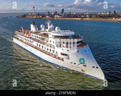 Vista aerea della nave da crociera della spedizione polare Greg Mortimer, gestita da Aurora Expeditions. Foto Stock